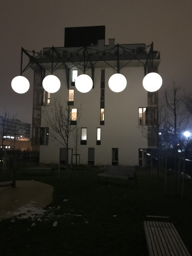 Lichtkugeln am Gebäude