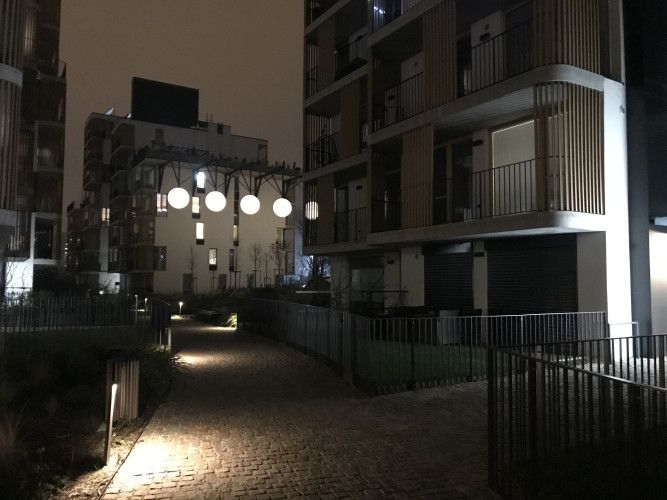 Lichtkugeln im Wohnungskomplex